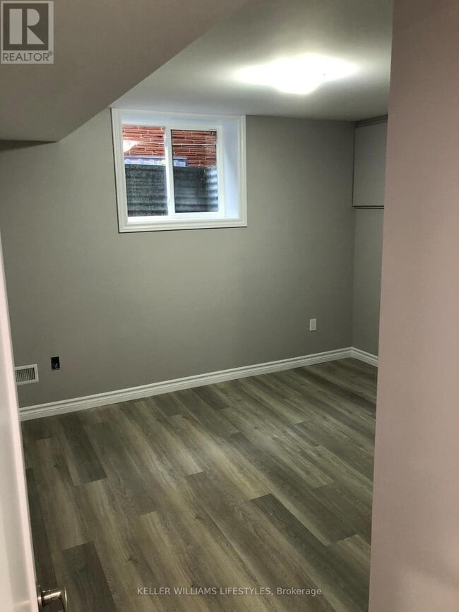 Photo - 18 Queenston Crescent