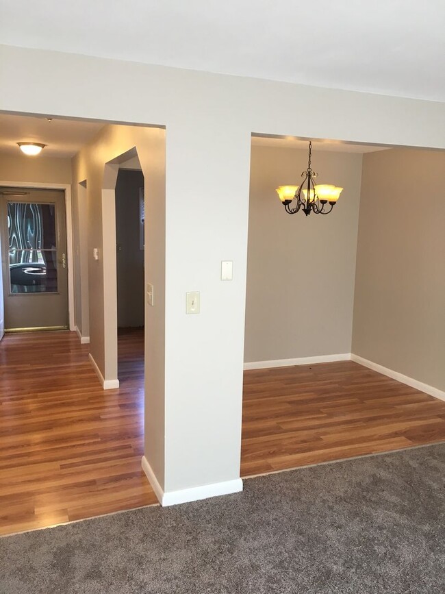 Building Photo - Very Nice 2 Bedroom townhouse with bonus f...