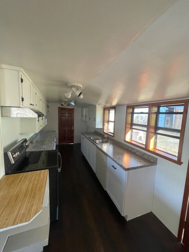 Photo - 270 Mountain View St