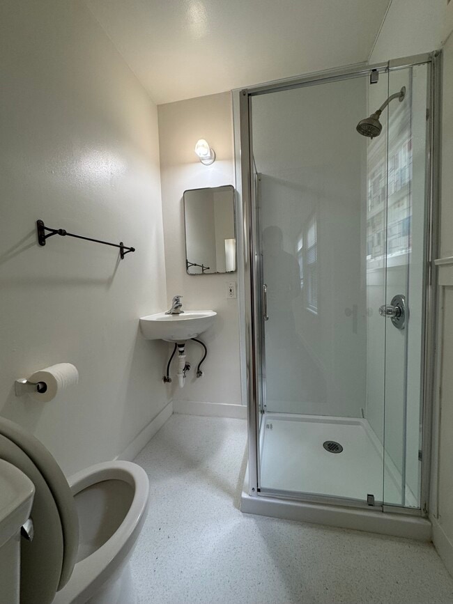 Baño recién remodelado - 2208 G St