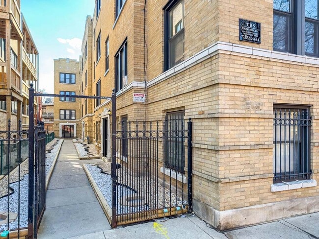 Photo - 839 W Cornelia Ave Condo Unit N3