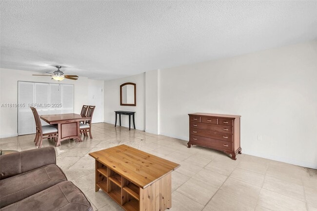 Photo - 17800 Atlantic Blvd Unidad 303