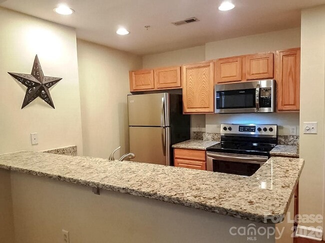 Photo - 718 W Trade St Unidad 210