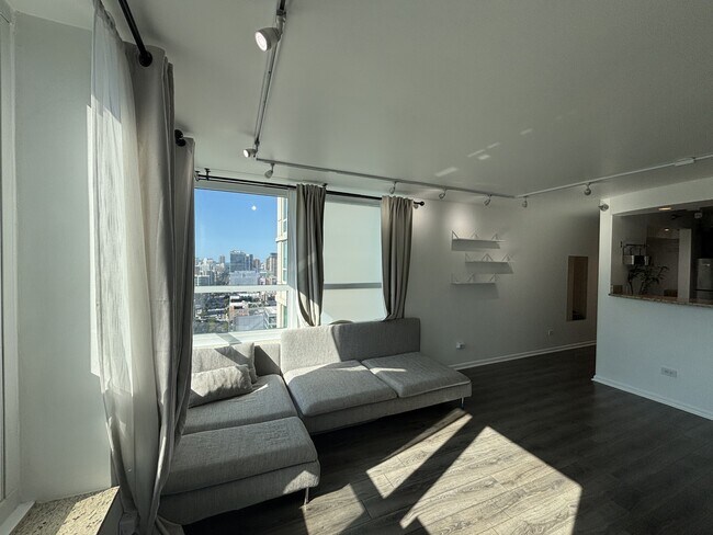 Building Photo - 345 N La Salle Dr Rental