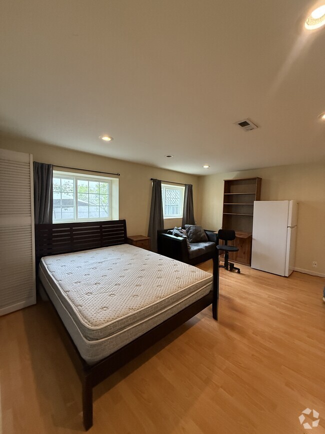 Building Photo - 2700 Ortega St Unit Studio in law Rental