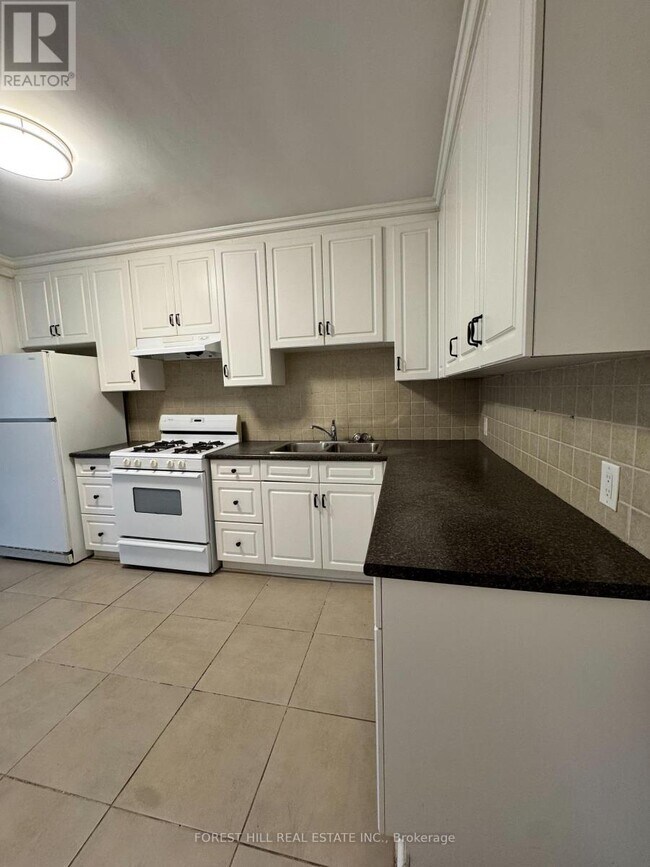 Photo - 1077 Bathurst St