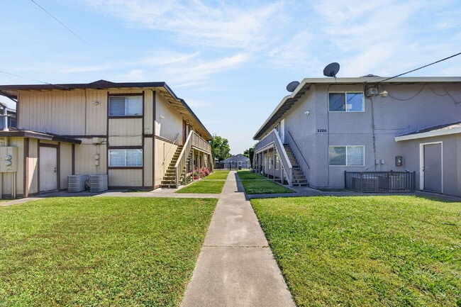 Building Photo - Remodeled 2-Bedroom Gem Near Sac City College Unit 3