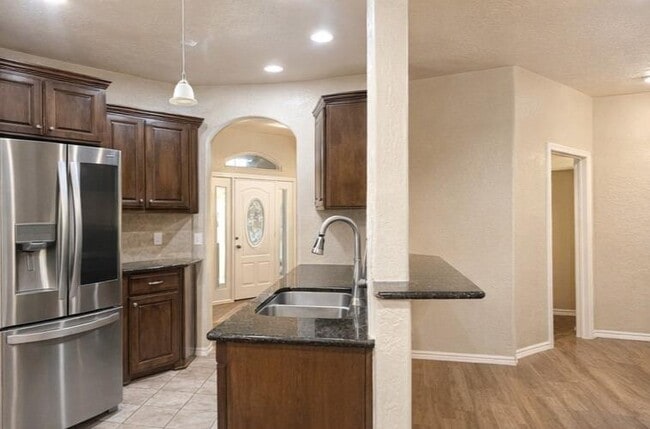 Photo - 832 Carol Ann Pl