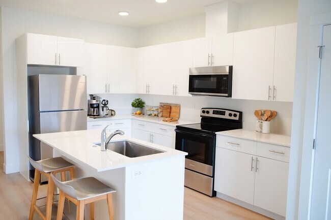 Photo - Welcome to Sun Drive Townhomes! Unidad 737