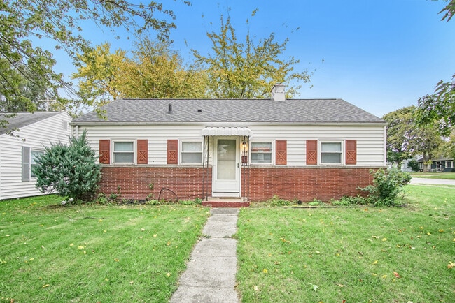 Building Photo - Three bedroom south side retreat