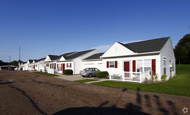 Redwood Akron - Redwood Akron Townhomes