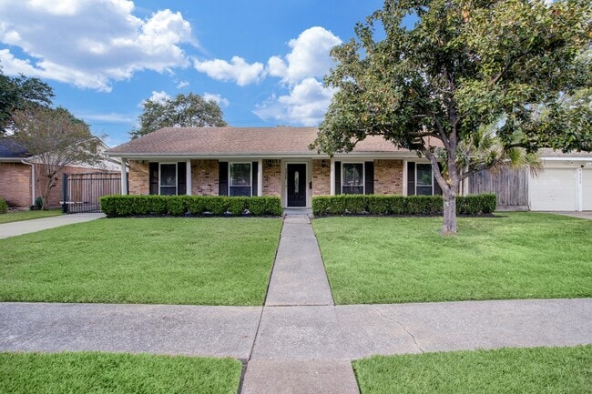Building Photo - 9326 Meadowcroft Dr
