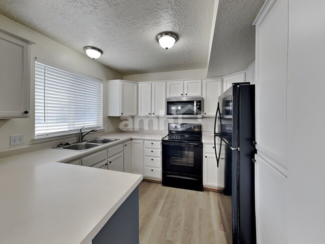 Photo - 817 Country Club Dr