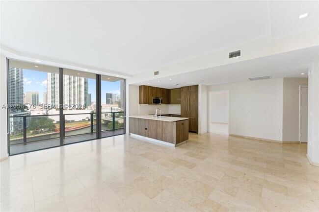 Building Photo - 88 SW 7th St Unit 712