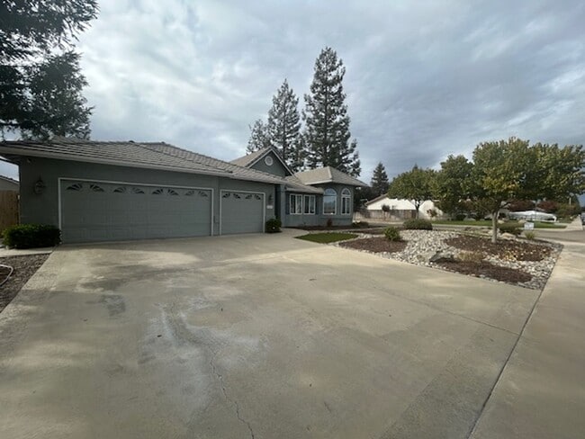 Photo - 4 Bedroom 2 Bathroom in SE Visalia with Po...
