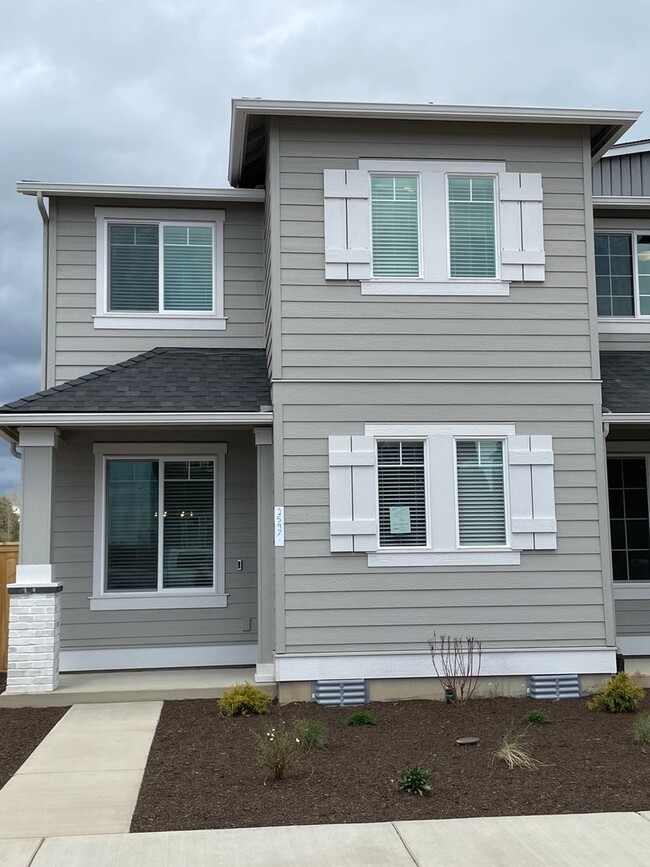 Building Photo - Townhome in Dry Canyon Community in NW Red...
