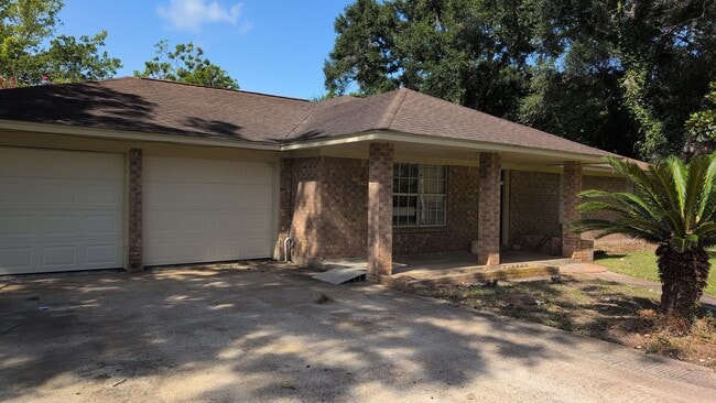 Building Photo - 327 Primrose Rd