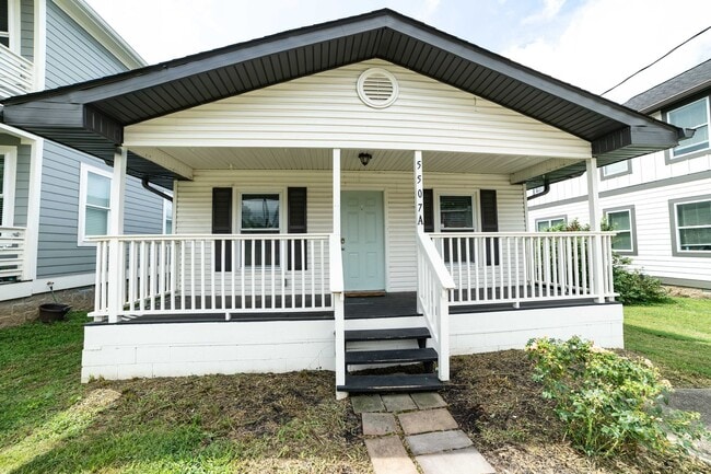 Charming 3-Bed Home with Fenced Yard in Th... - Charming 3-Bed Home with Fenced Yard in Th...