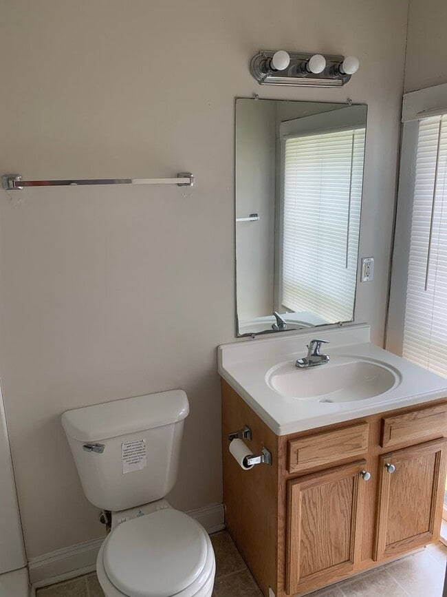Building Photo - 424-2 E. Maxwell – Available Fall 2026 Unit 2 Rental