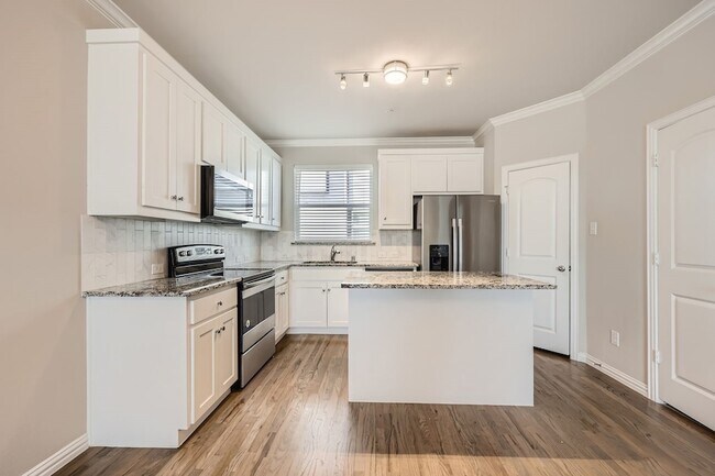 Photo - 301 E Lamar St