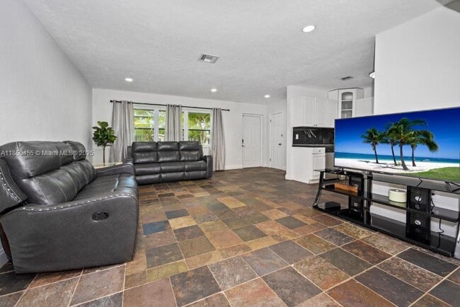 Building Photo - 1619 NW 9th Ave Rental