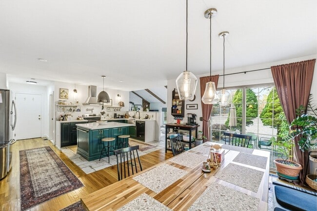 Building Photo - 6 Montaup Rd