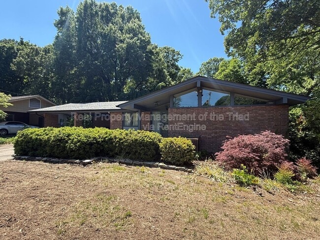 Building Photo - 1507 Pinehurst Dr
