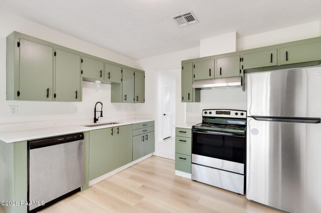 Photo - 304 W Broussard St