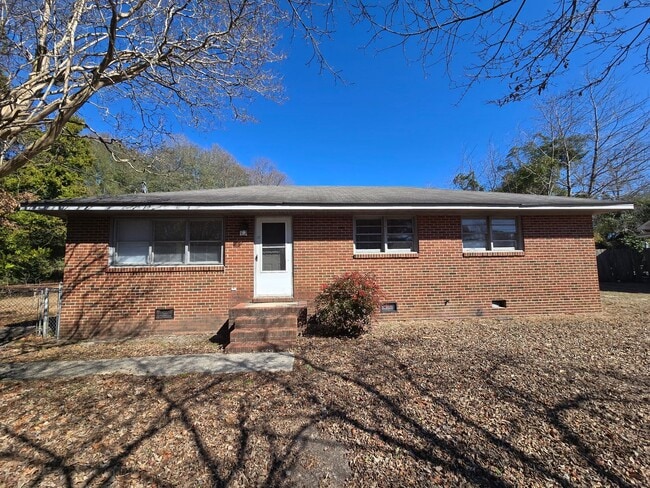 Building Photo - 1929 Crestview Dr