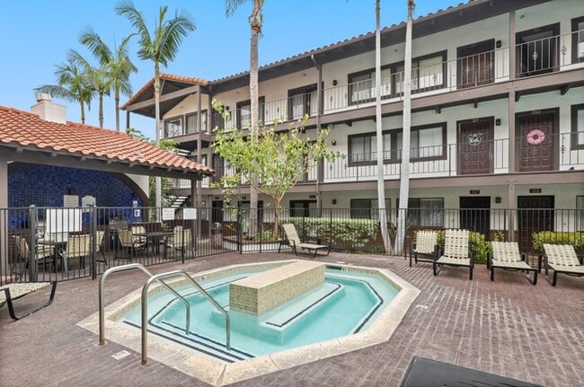 Jacuzzi/Bar-B-Que/Laundry - 17200 Newhope St Unit 27 B