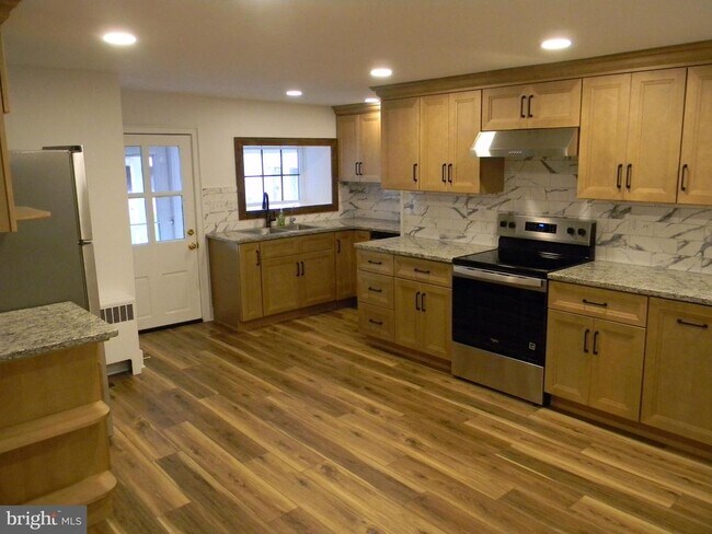 Photo - 863 Lombard Rd