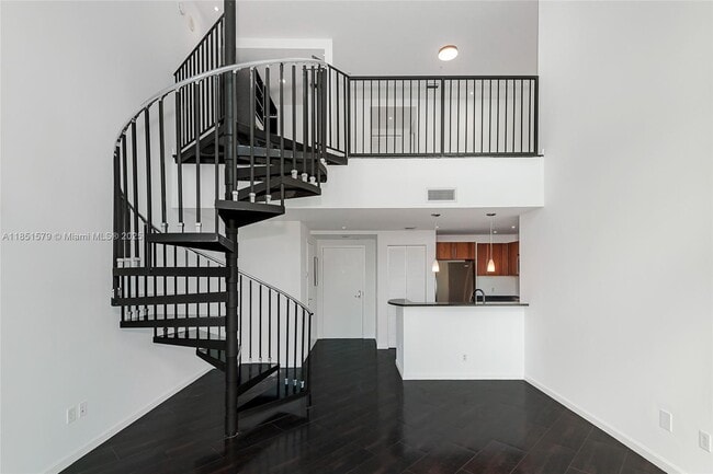 Building Photo - 300 S Biscayne Blvd Unit Loft 826