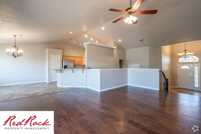Building Photo - 5 Bedroom Pet Friendly Home!