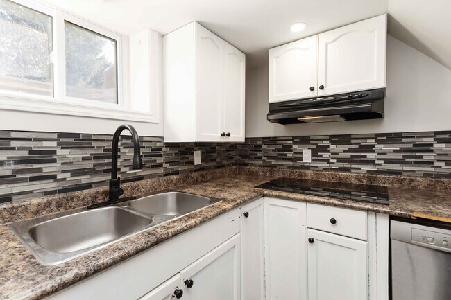 Photo - 2 Bedroom Apartment in Komoka * $1595 ALL INCLUSIVE * Available Now