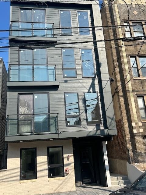 Building Photo - 88 Romaine Ave