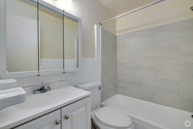 2BR, 1BA - 888SF - Primary Bathroom