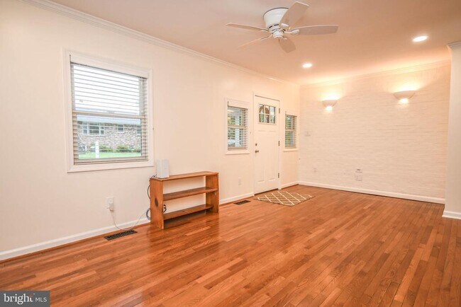 Photo - 4905 Huron St
