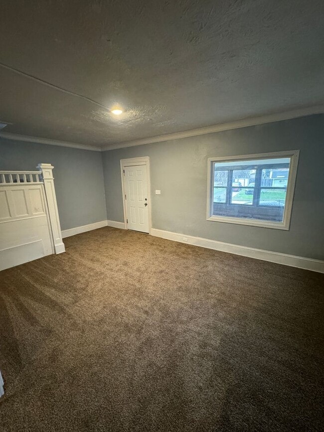 Photo - 5 Bed / 1.5 Bath Sunroom & Spacious Layout