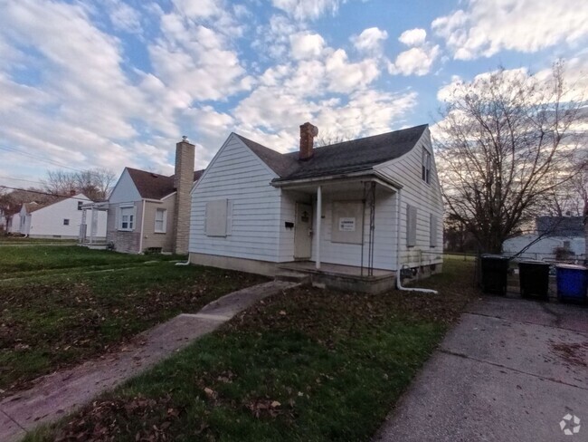 Building Photo - 3 bedroom 1 bathroom on the Eastside NOW A... Rental