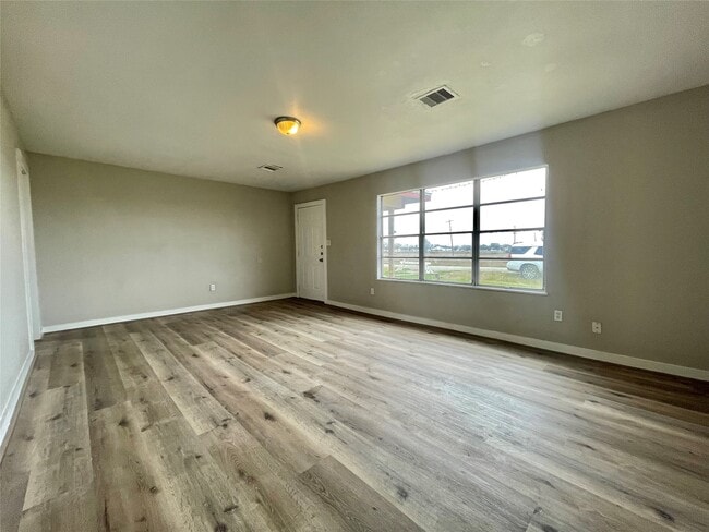 Photo - 327 W 7th St