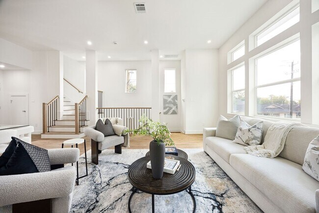 Photo - 1739 Mary St