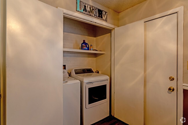 2HAB, 1.5BA - Lake Forest Apartments