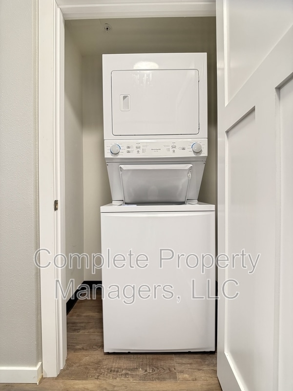 Photo - 207 E 4th St