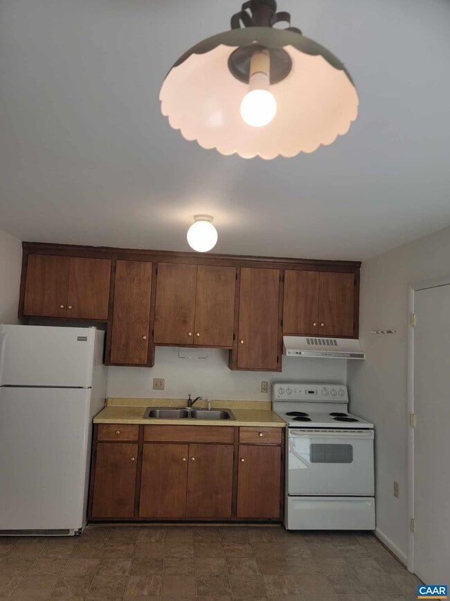 Building Photo - 1203 Oak Hill Dr Rental