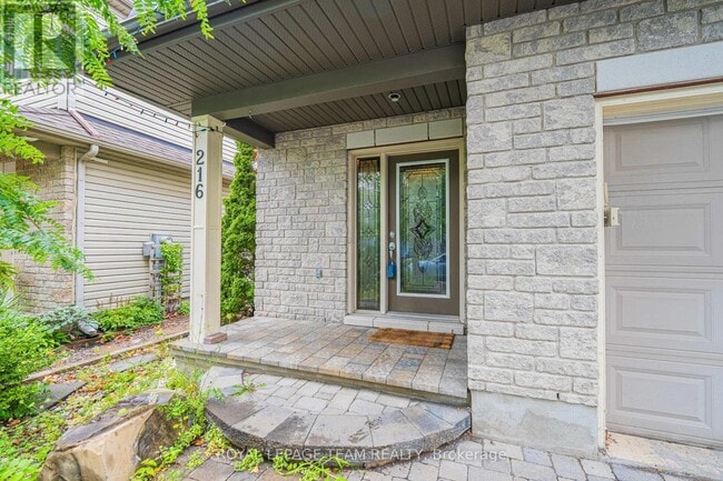 Photo - 216 Horseshoe Crescent