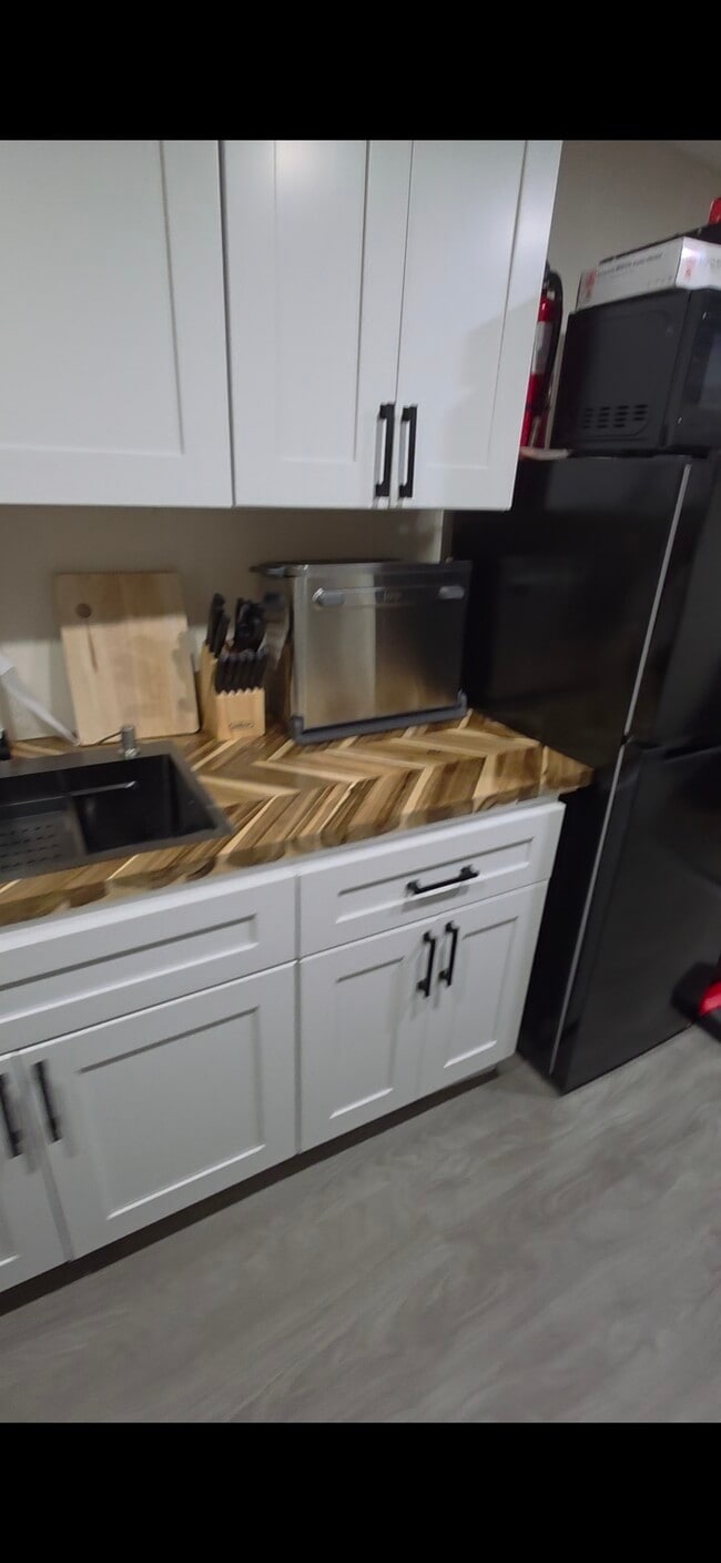 Espacio de cocina pequeña - 2437 S Milan St Unidad Charnat Homes