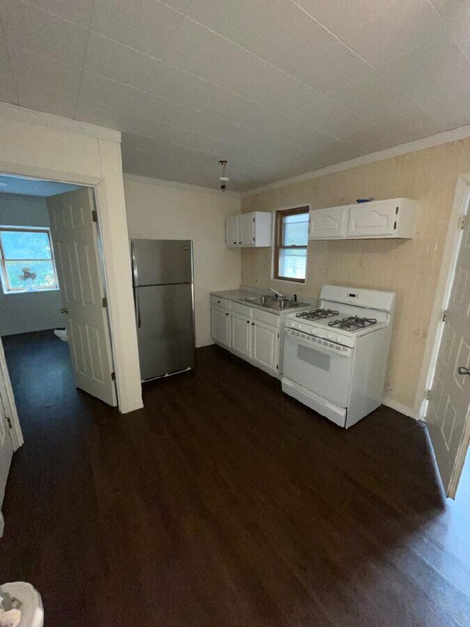 Photo - 1318 E Main St Apartments
