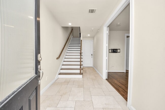 Photo - 210 E 28th St