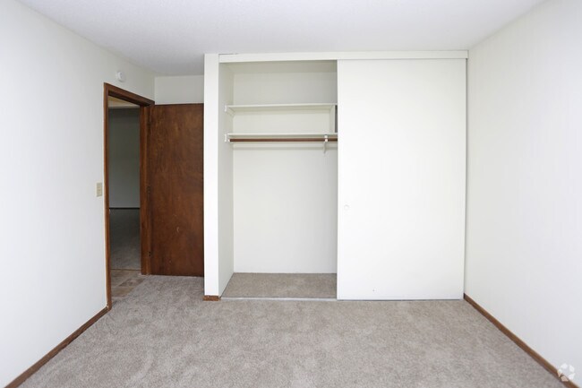 2BR, 1BA - 900 SF