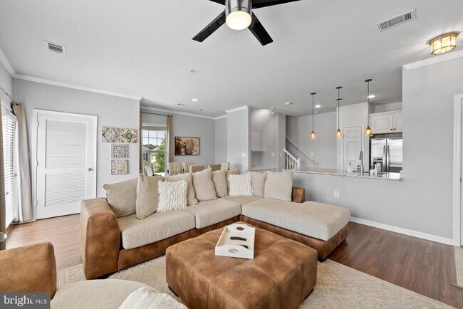 Photo - 5123 Travis Edward Way Unidad H